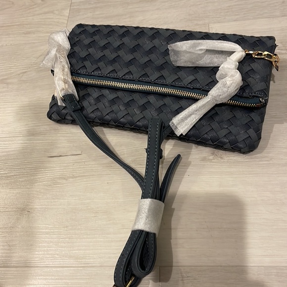 Sole Society NWOT Woven Crossbody/ Clutch Bag with Navy/ Gold Chain Strap - Picture 6 of 10